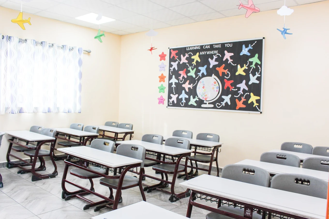 فصل دراسي حديث ومجهز